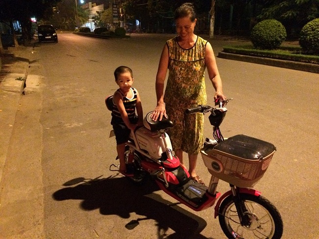 Hai bà cháu cùng đi chơi trên Honda A6 màu đỏ ở Nguyễn Viết Xuân, Phủ Lý, Hà Nam 1