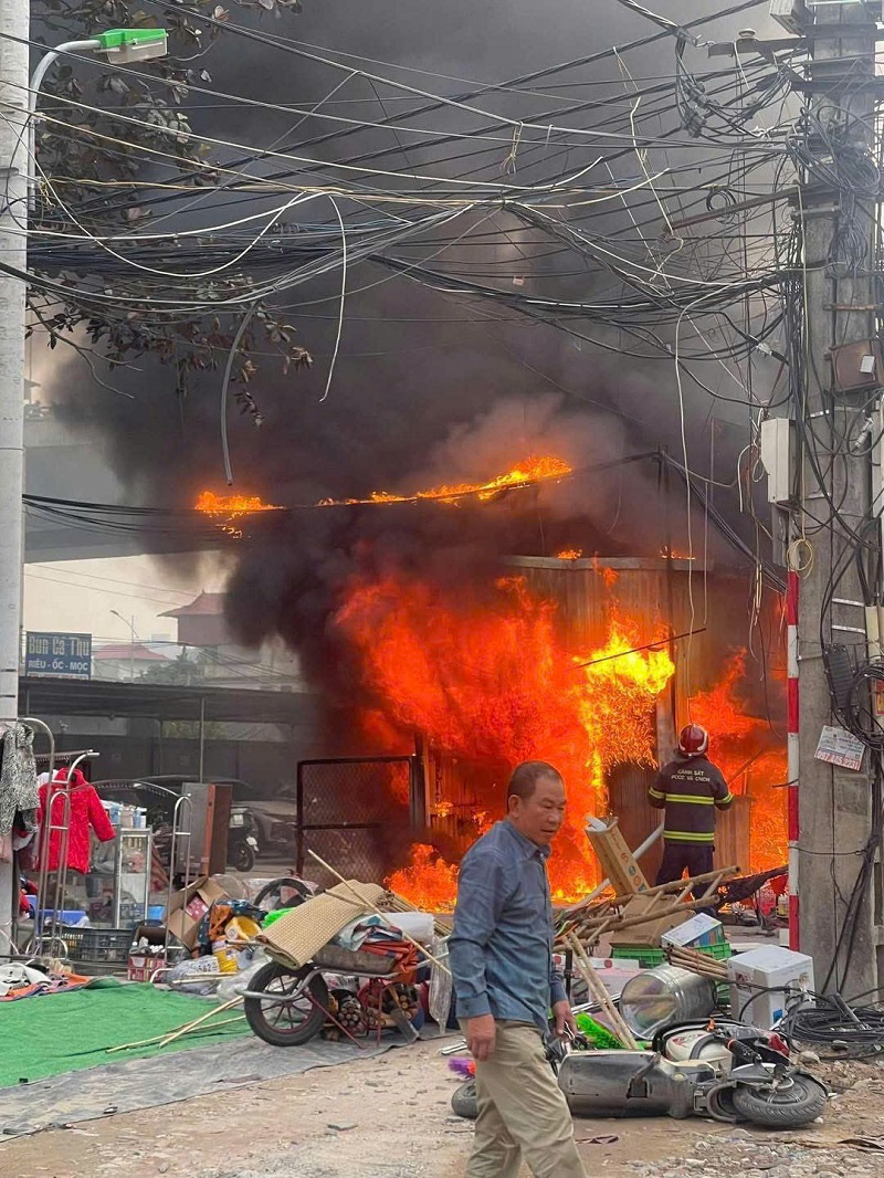 Hỏa hoạn thiêu rụi bãi trông giữ xe tại Thượng Thanh: Nguy cơ từ các điểm gửi xe tự phát