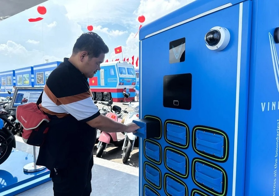 Thành phố Hồ Chí Minh thí điểm đặt trạm đổi pin xe điện tại các trụ đèn chiếu sáng công cộng