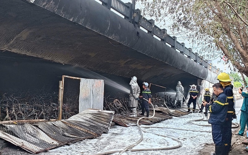 Hỏa hoạn thiêu rụi bãi trông giữ xe tại Thượng Thanh: Nguy cơ từ các điểm gửi xe tự phát