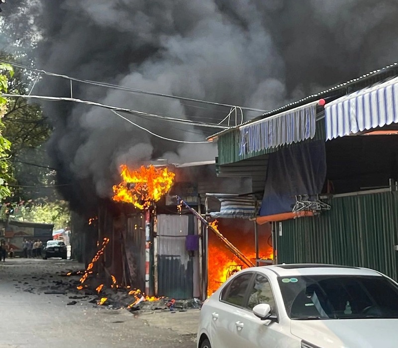 Hỏa hoạn thiêu rụi bãi trông giữ xe tại Thượng Thanh: Nguy cơ từ các điểm gửi xe tự phát