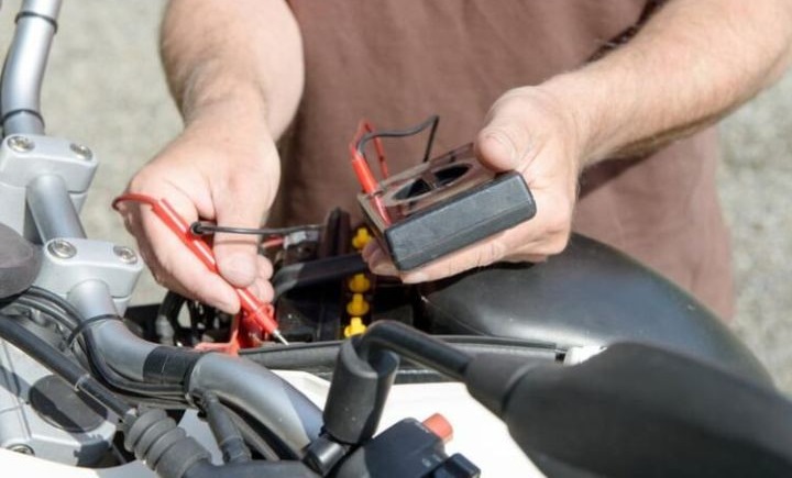 Hướng dẫn kiểm tra dây điện xe đạp điện khi phát hiện mùi khét