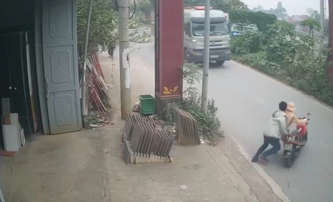 Đẩy Đại úy CSGT vào đầu xe tải: Hành vi cố ý giết người hay chống người thi hành công vụ?