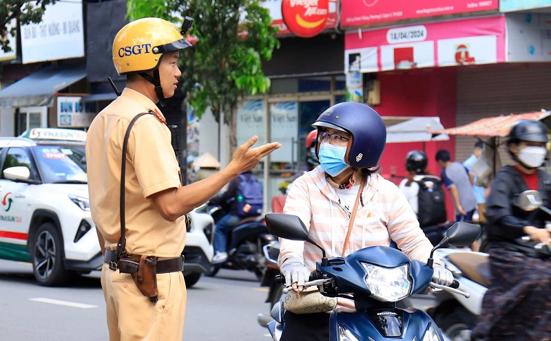 Đẩy Đại úy CSGT vào đầu xe tải: Hành vi cố ý giết người hay chống người thi hành công vụ?