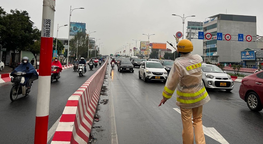 Xử phạt người điều khiển xe điện chạy sai làn đường trong khu đô thị