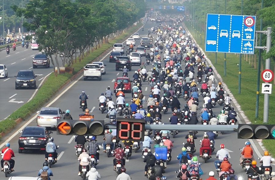 Xử phạt người điều khiển xe điện chạy sai làn đường trong khu đô thị