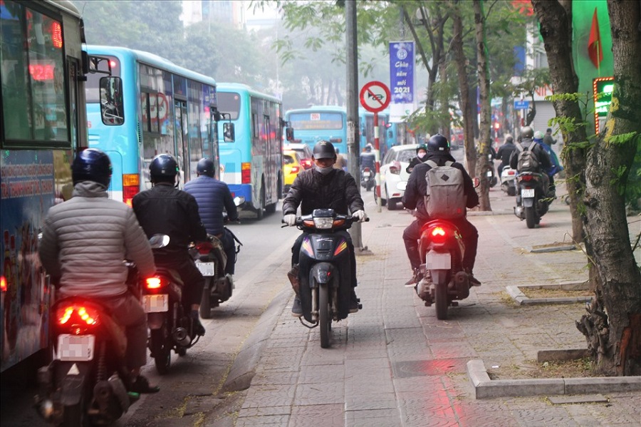 Xử phạt người điều khiển xe điện chạy sai làn đường trong khu đô thị