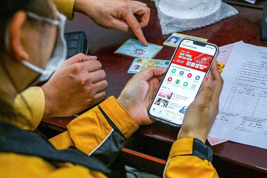 Đẩy nhanh tốc độ số hóa: Tăng cường làm thêm giờ để làm sạch dữ liệu đăng ký xe