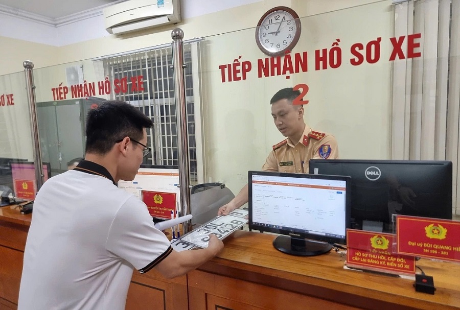 Đẩy nhanh tốc độ số hóa: Tăng cường làm thêm giờ để làm sạch dữ liệu đăng ký xe