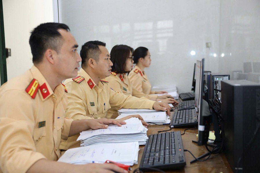 Đẩy nhanh tốc độ số hóa: Tăng cường làm thêm giờ để làm sạch dữ liệu đăng ký xe