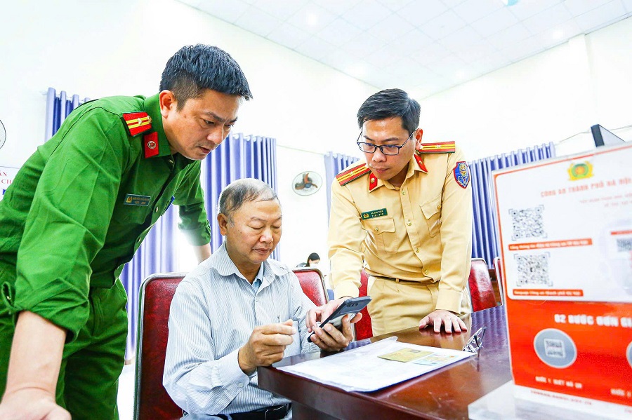 Đẩy nhanh tốc độ số hóa: Tăng cường làm thêm giờ để làm sạch dữ liệu đăng ký xe