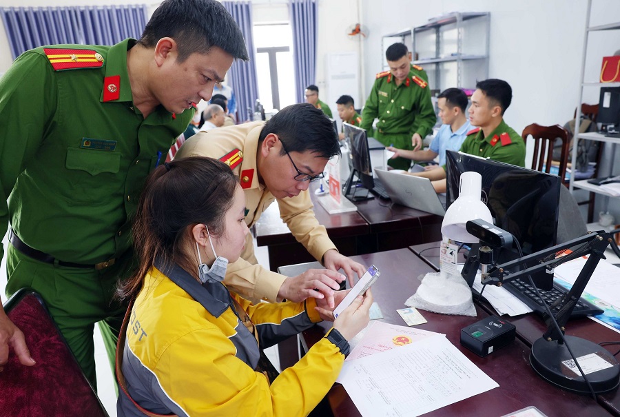 Đẩy nhanh tốc độ số hóa: Tăng cường làm thêm giờ để làm sạch dữ liệu đăng ký xe