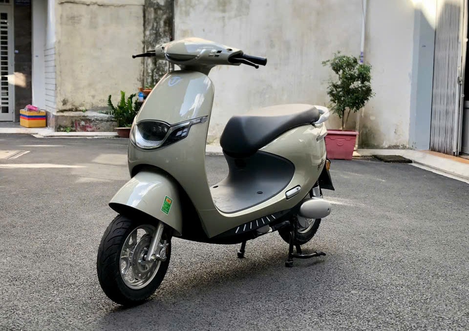 Kinh tế khó khăn nên lựa chọn phương tiện nào tiết kiệm? Tấm vé vàng mang tên xe điện