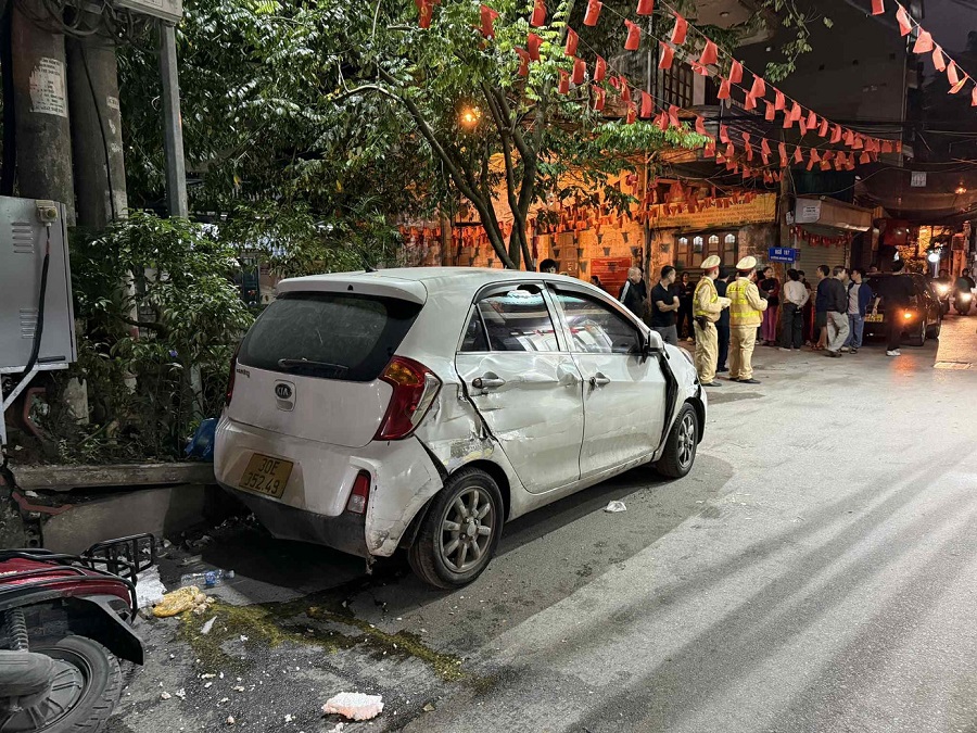 Kinh hoàng vụ xe tải tông liên hoàn 6 phương tiện tại Hoàng Mai rồi bỏ trốn