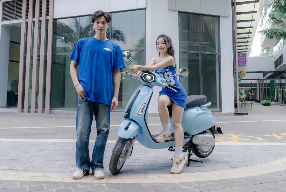 Tháo bình ắc quy xe điện ra sạc riêng có được không?