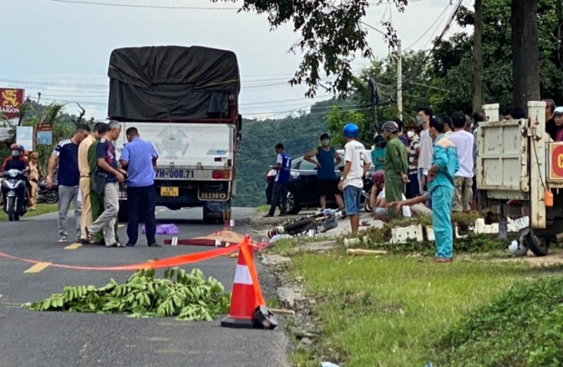 Ám ảnh trên Quốc lộ 14: Xe đạp điện va chạm xe tải, nữ sinh 12 tuổi tử vong tức thì