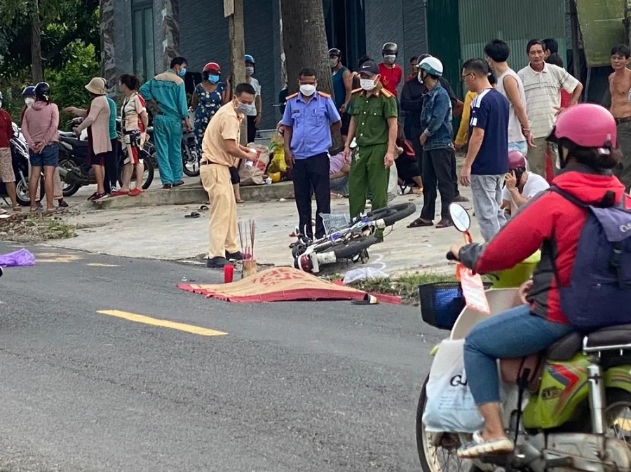 Ám ảnh trên Quốc lộ 14: Xe đạp điện va chạm xe tải, nữ sinh 12 tuổi tử vong tức thì