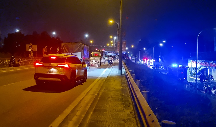 Biển lửa nuốt trọn nhà xưởng pin xe điện giữa đêm Hà Nội