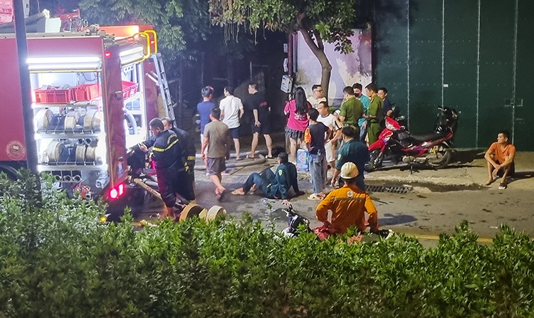 Biển lửa nuốt trọn nhà xưởng pin xe điện giữa đêm Hà Nội