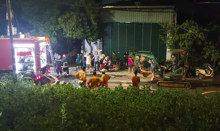Biển lửa nuốt trọn nhà xưởng pin xe điện giữa đêm Hà Nội