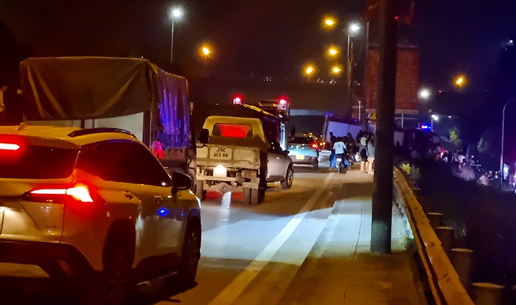 Biển lửa nuốt trọn nhà xưởng pin xe điện giữa đêm Hà Nội