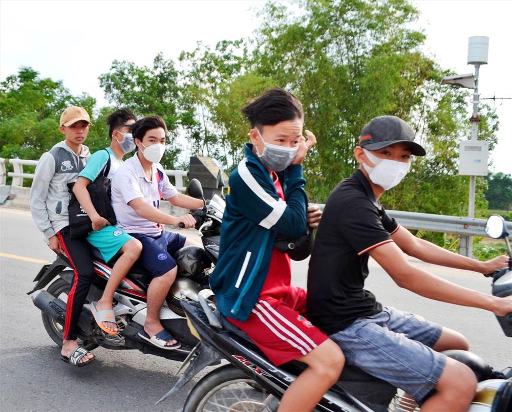 Vấn nạn học sinh vi phạm giao thông, lỗi có phải từ sự dễ dãi của cha mẹ?