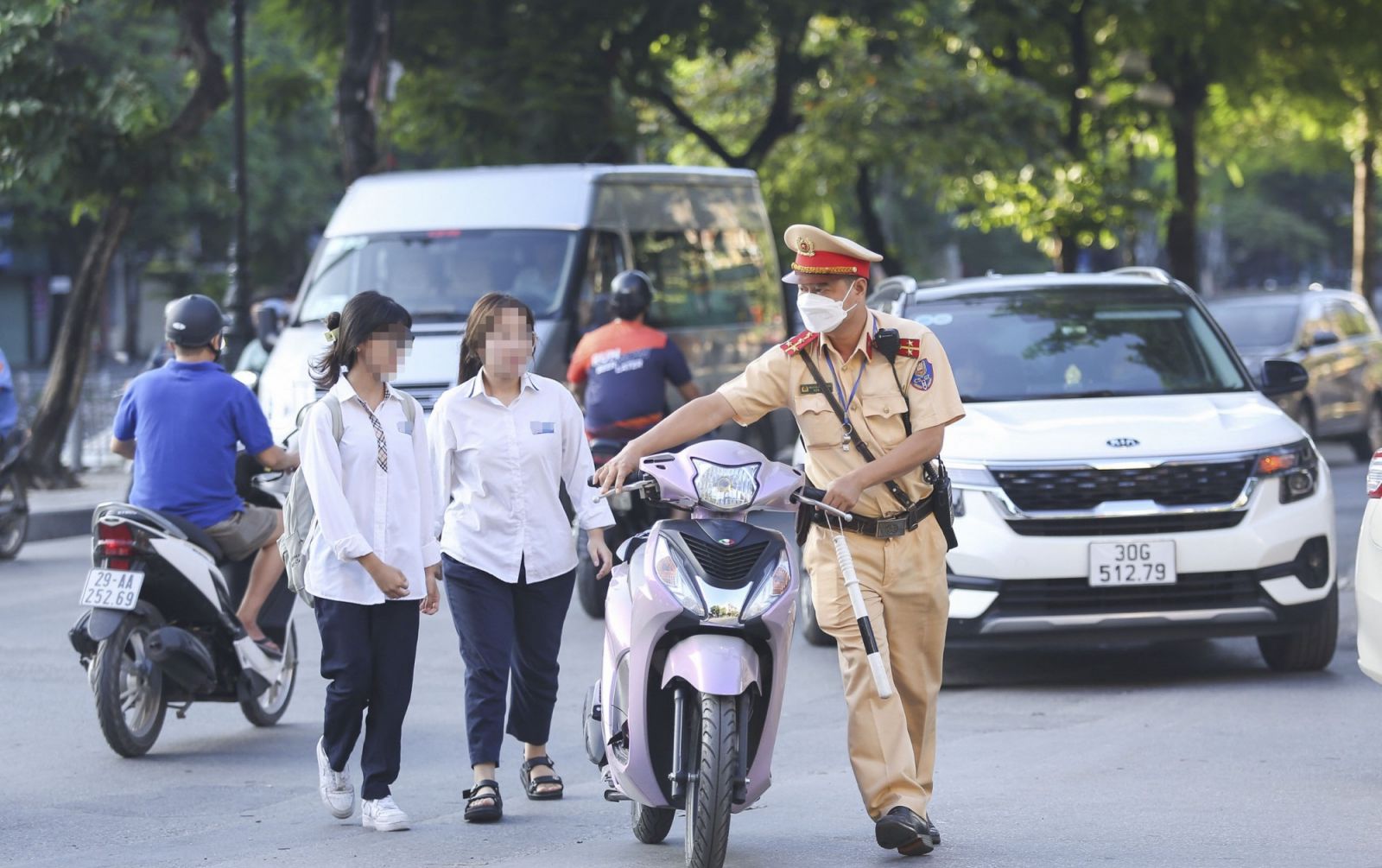 Vấn nạn học sinh vi phạm giao thông, lỗi có phải từ sự dễ dãi của cha mẹ?