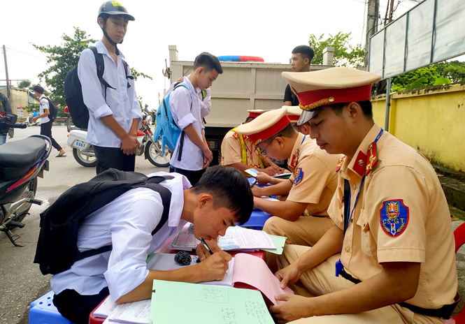 Vấn nạn học sinh vi phạm giao thông, lỗi có phải từ sự dễ dãi của cha mẹ?