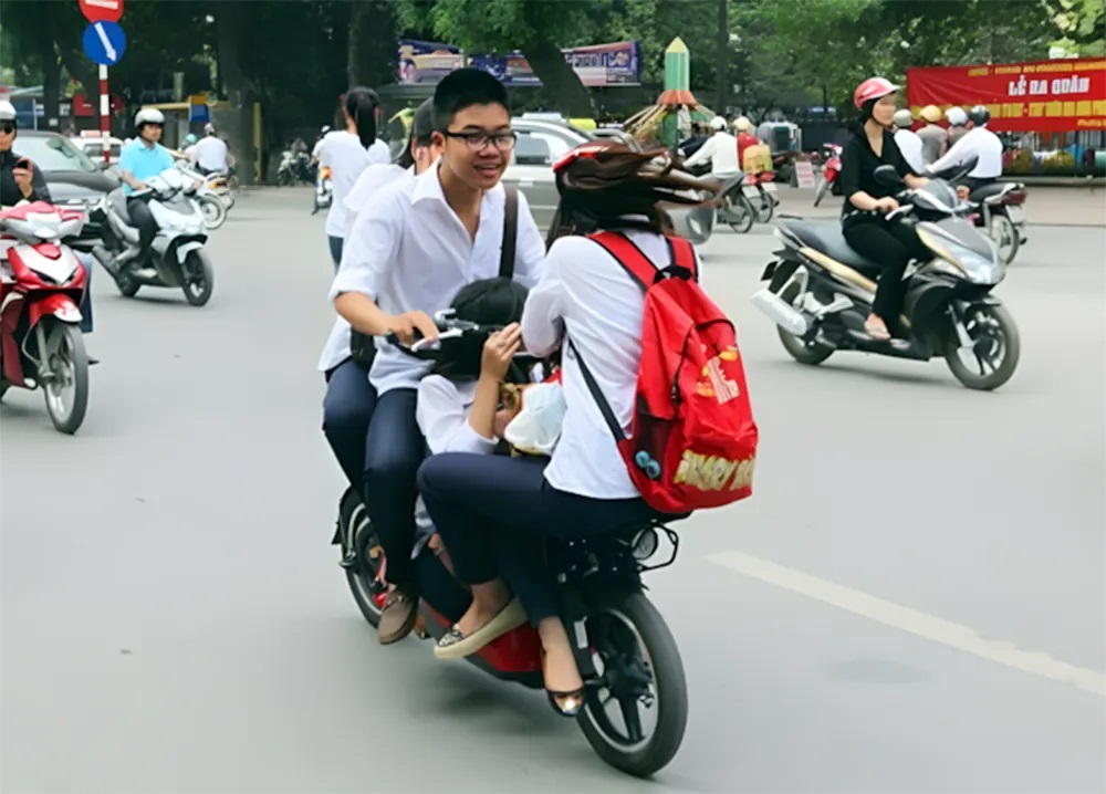 Nguy hiểm tiềm ẩn khi chở quá tải trên xe đạp điện