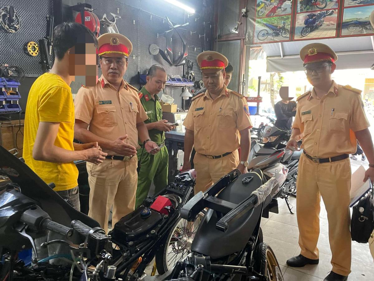 Thắt chặt kỷ cương giao thông Thủ đô: Cuộc chiến với xe độ, xe chế, xe che biển số