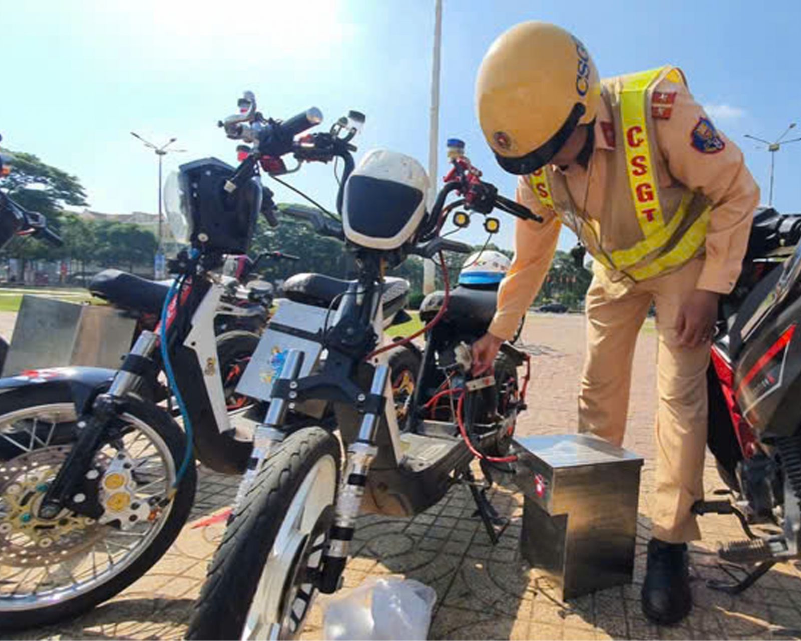 Thắt chặt kỷ cương giao thông Thủ đô: Cuộc chiến với xe độ, xe chế, xe che biển số