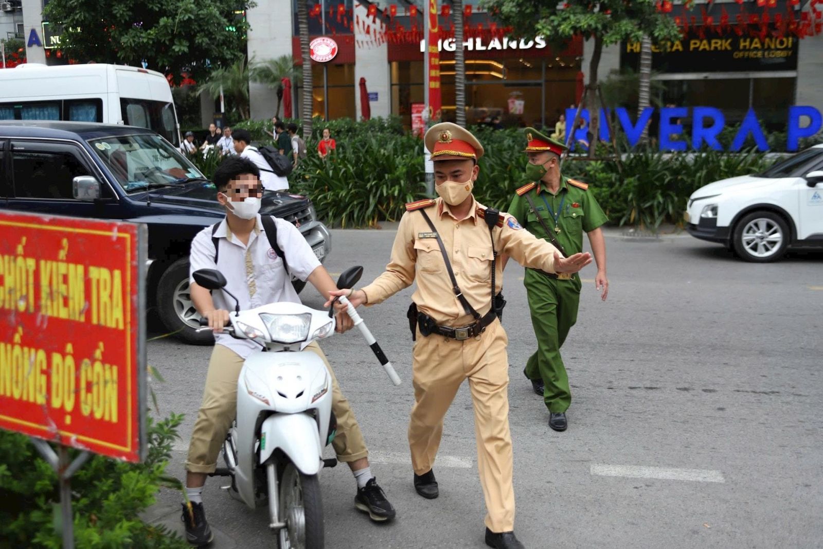 Chấn chỉnh vi phạm giao thông học đường: Phụ huynh ký cam kết không giao xe cho con