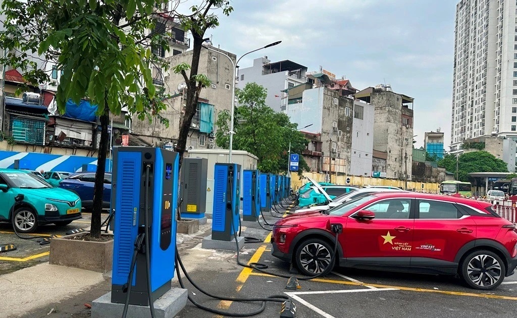 Hà Nội đề xuất lắp đặt 1.400 trạm sạc xe điện phủ khắp thành phố