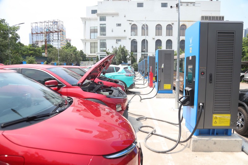 Hà Nội đề xuất lắp đặt 1.400 trạm sạc xe điện phủ khắp thành phố