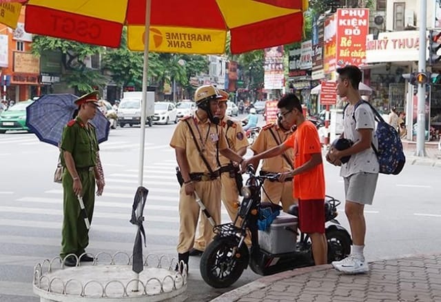 Nhiều người hiện nay vẫn nhầm lẫn giữa xe máy điện và xe đạp điện, dẫn đến việc sử dụng sai quy định về độ tuổi hoặc biển số. Bước sang năm 2026, các quy định liên quan đến xe điện đã được cập nhật rõ ràng và chặt chẽ hơn. Vì vậy, trước khi chọn mua hoặc sử dụng xe, người dùng nên tìm hiểu kỹ để tránh vi phạm khi tham gia giao thông. Hiện nay, Thế Giới Xe Điện cũng đang hỗ trợ khách hàng tư vấn rất chi tiết về các dòng xe đúng chuẩn theo quy định mới.