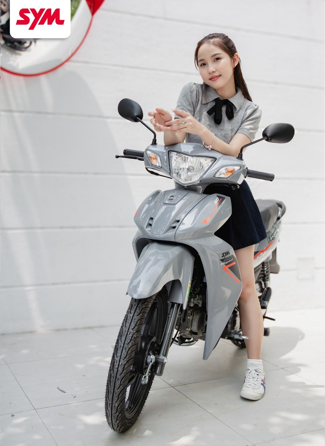 Cảnh báo cho các em học sinh khi lái xe vừa nghe điện thoại