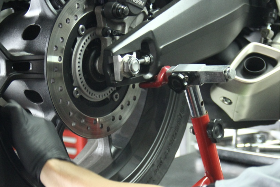 Hình ảnh thợ sửa xe bảo dưỡng xe máy ga 50cc cho học sinh nữ