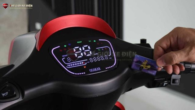 Xe được trang bị tính năng thẻ từ hoặc smartkey, nhưng đây là tính năng tiện ích của xe điện. 