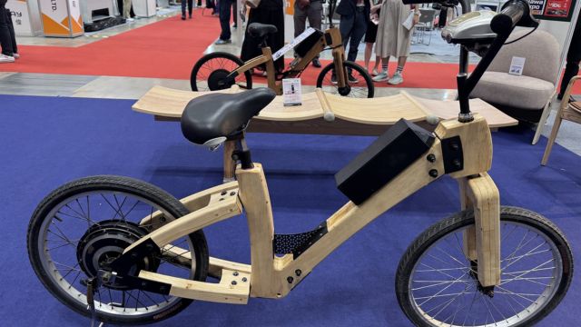 Độc đáo xe điện khung gỗ, sản phẩm xanh thu hút đông đảo người xem