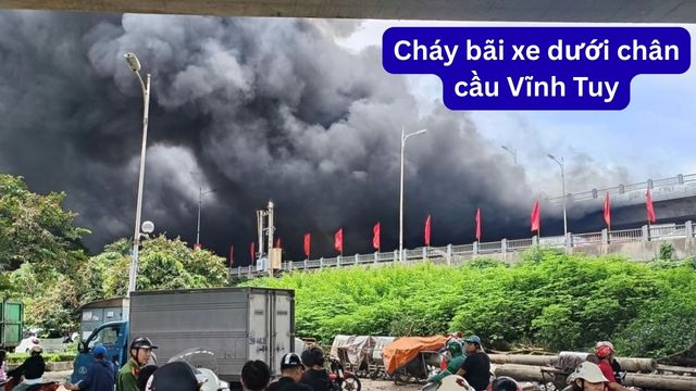 Cháy bãi xe dưới chân cầu Vĩnh Tuy, khói đen bốc cao, nhiều phương tiện hư hỏng