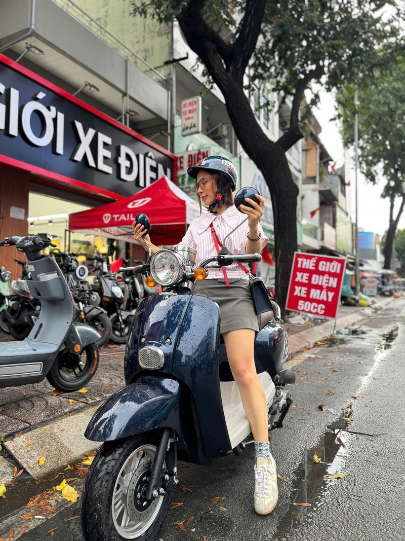 Chúc mừng chị khách xinh đẹp đã “chốt đơn” chiếc xe ga 50cc Creer Dibao
