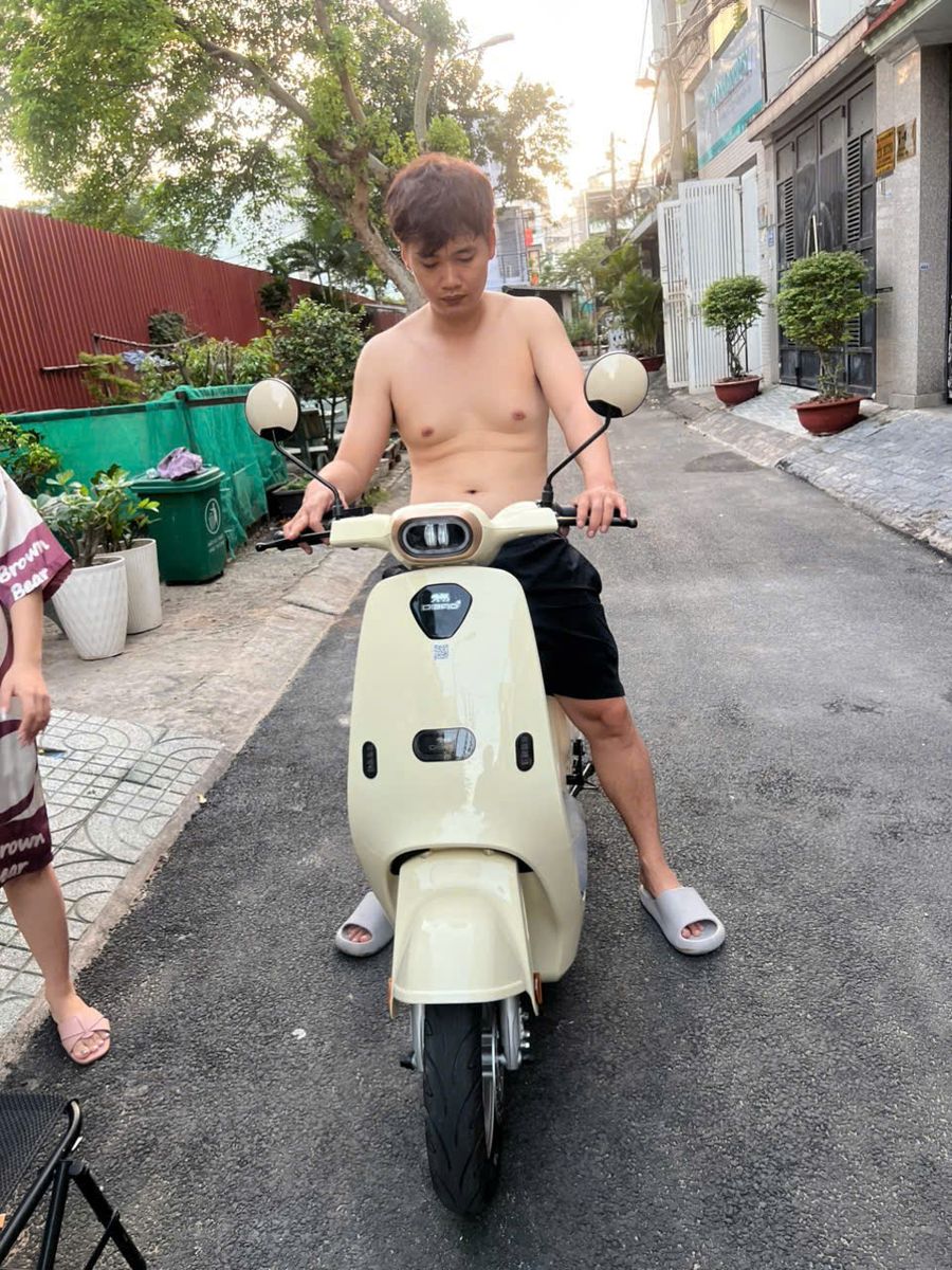 khách mua xe đạp điện dibao keva màu kem