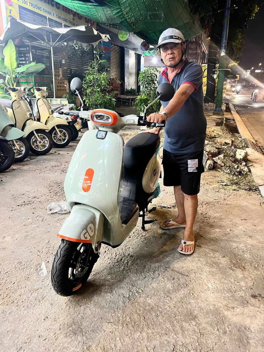 khách mua xe đạp điện tailg gr56
