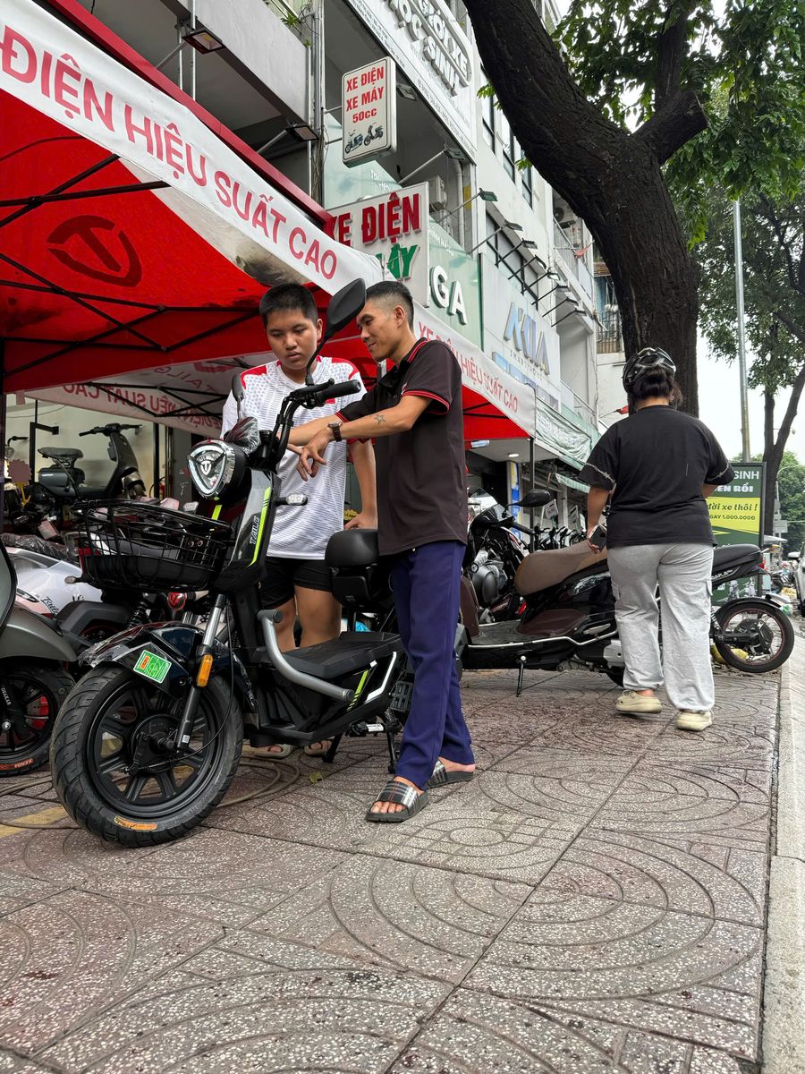 Em trai chốt ngay xe đạp điện Tailg GX30 màu đen bóng