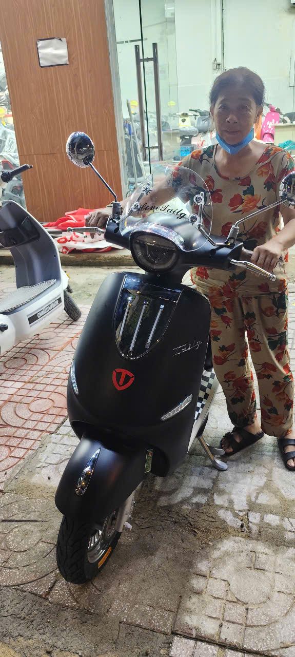1 bác gái lớn tuổi chốt xe máy điện tailg r71