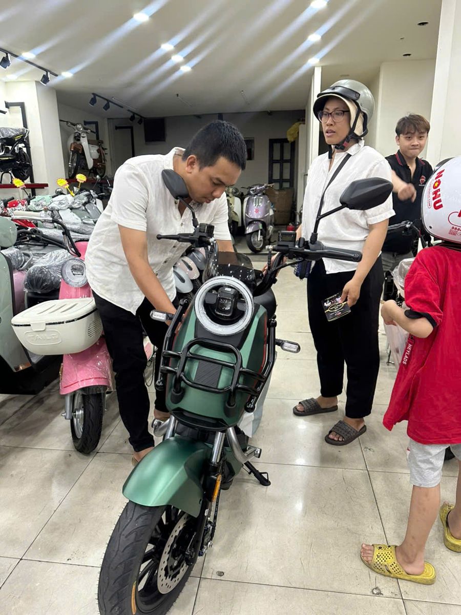 Khách hàng mua xe đạp điện X51 tại Thế Giới Xe Điện 72 Nguyễn Thái Sơn – Quà tặng cho con trai lên lớp 10