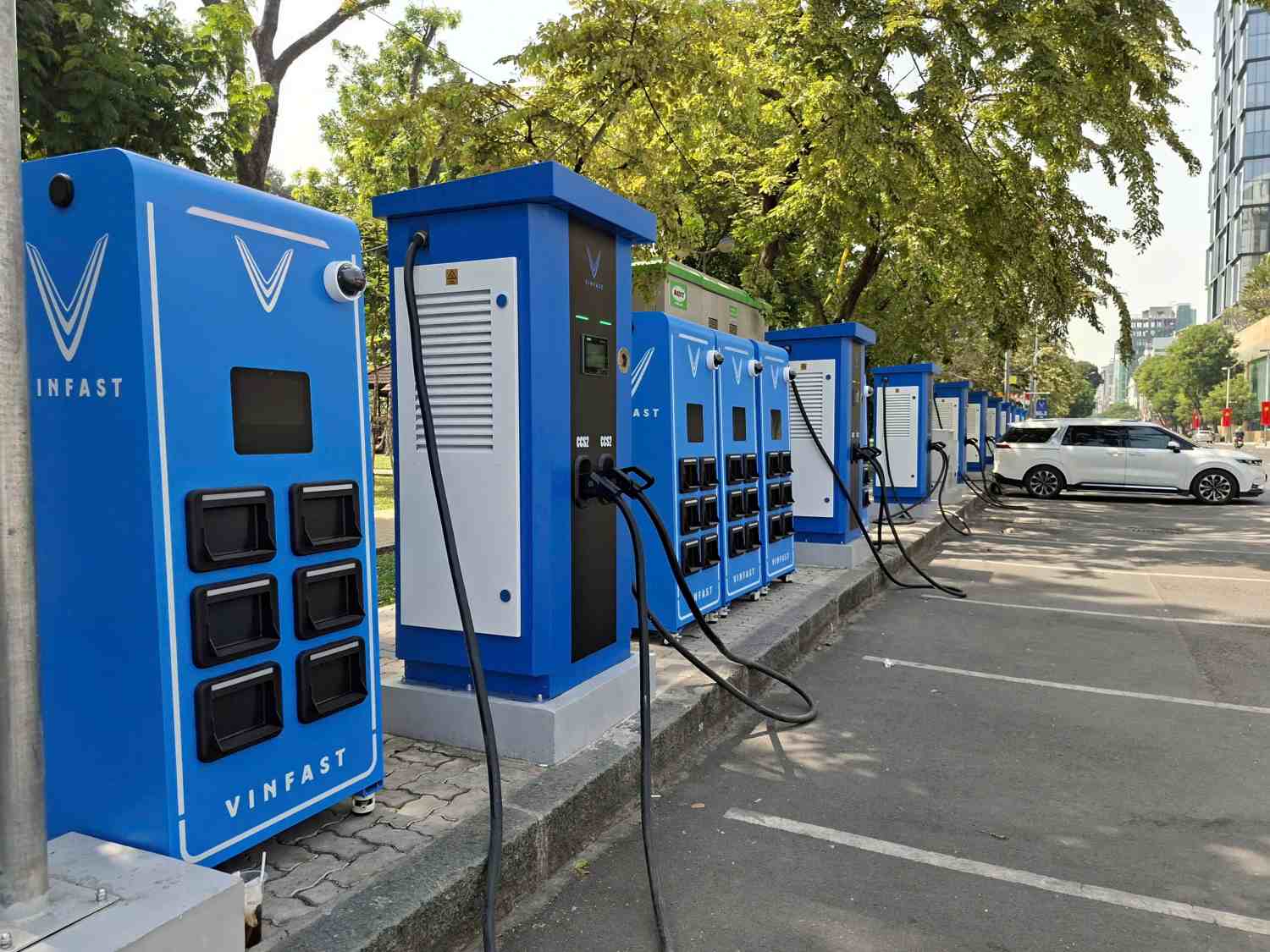 Khi trạm sạc chưa theo kịp xe điện, TP HCM liền yêu cầu tăng tốc độ hạ tầng sạc và đổi pin.