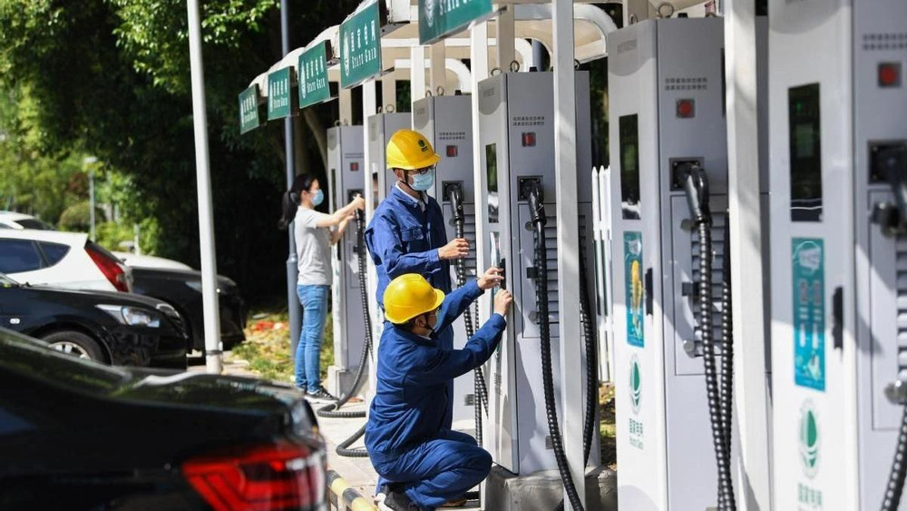 Đề xuất hai phương án giá điện cho sạc xe điện: Công bằng hay thách thức?