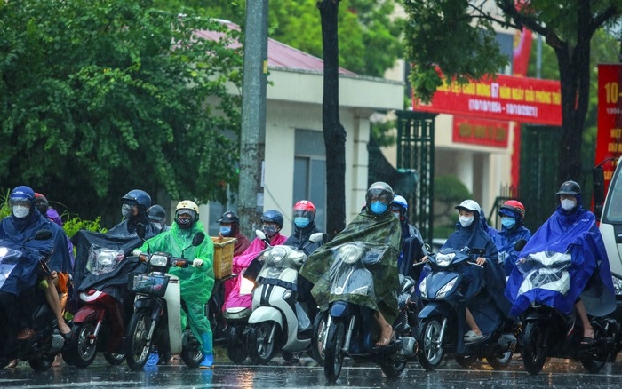 Phạt đến 5 triệu đồng khi dừng xe mặc áo mưa: Lời cảnh tỉnh về an toàn giao thông