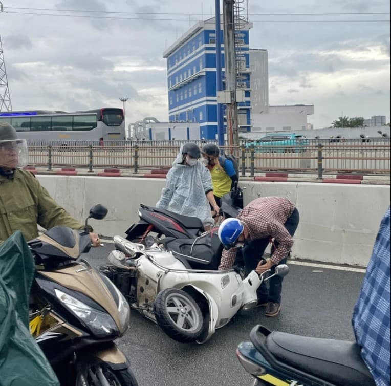 Phạt đến 5 triệu đồng khi dừng xe mặc áo mưa: Lời cảnh tỉnh về an toàn giao thông